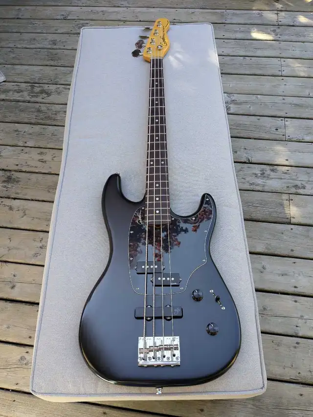 Godin Shifter Classic in Guitars in Guelph - Image 2