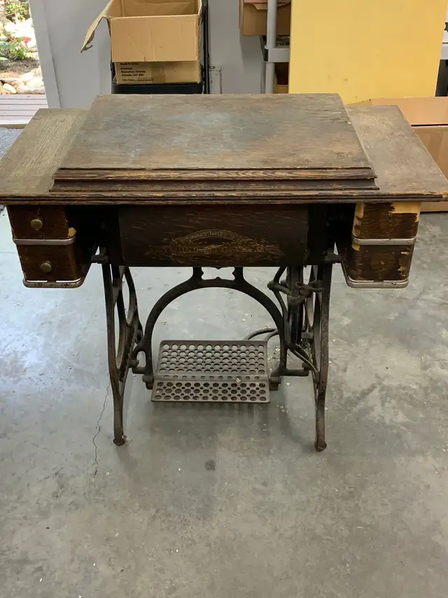 Sewing machine Raymond ! in Other in Saskatoon - Image 2