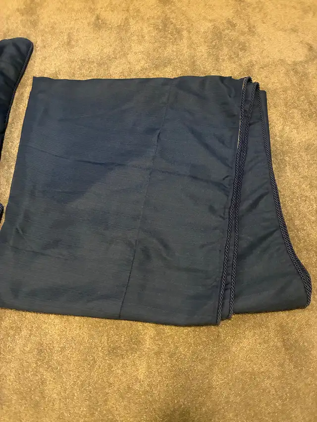 King/Queen Duvet Cover and 2 King Shams in Bedding in Stratford - Image 3