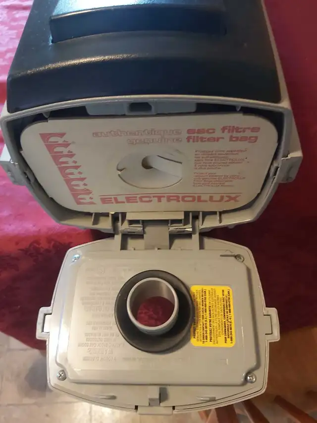 ELECTROLUX VACUUM CLEANER 2000 MODEL WITH A 2 YEAR WARRANTY  in Vacuums in Moncton - Image 5