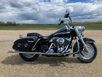 2003 Road King. 50,000 km on the bike. Engine has about 30,000 km since a complete professional rebu...