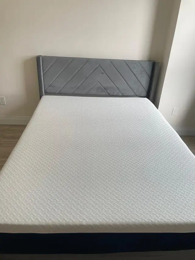 Queen Memory foam Mattress in Beds & Mattresses in City of Toronto - Image 5