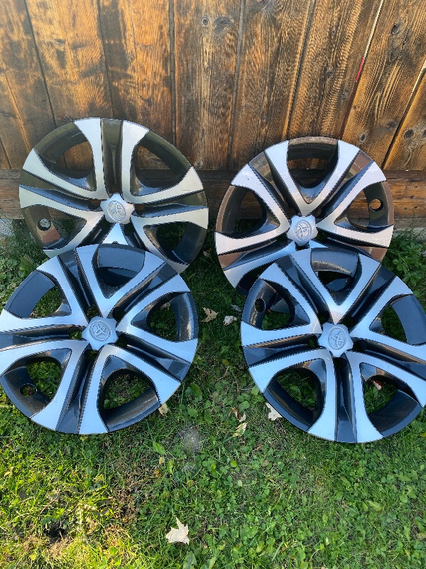 17"Original Toyota RAV4 Hubcaps/wheel covers/Enjoliveurs de roue Tires & Rims Gatineau Kijiji