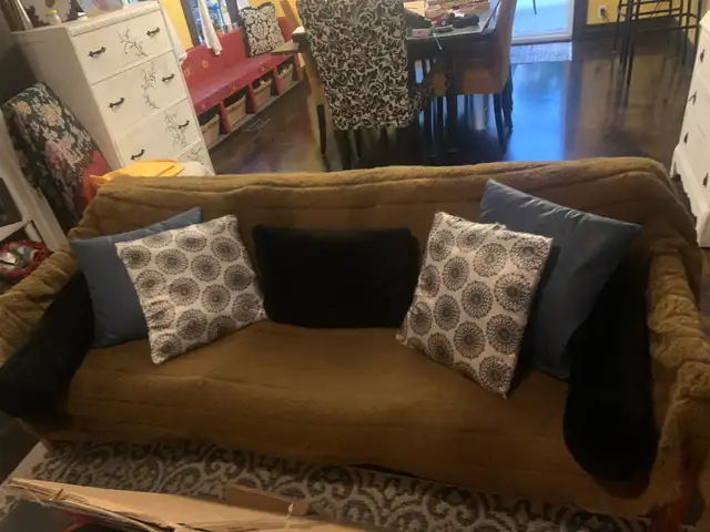 Leather Tufted Sofa in Couches & Futons in Kitchener / Waterloo - Image 2