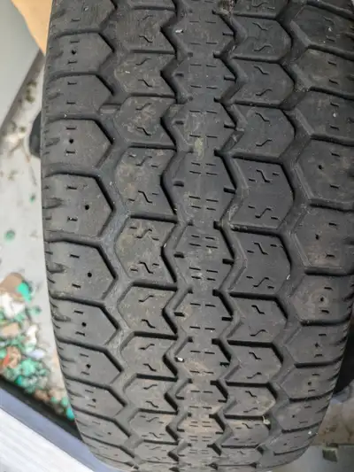 Uniroyal Tiger Paw P205/60R16 91S M+S (mud & snow) Winter tire in great condition & unbelievable pri...