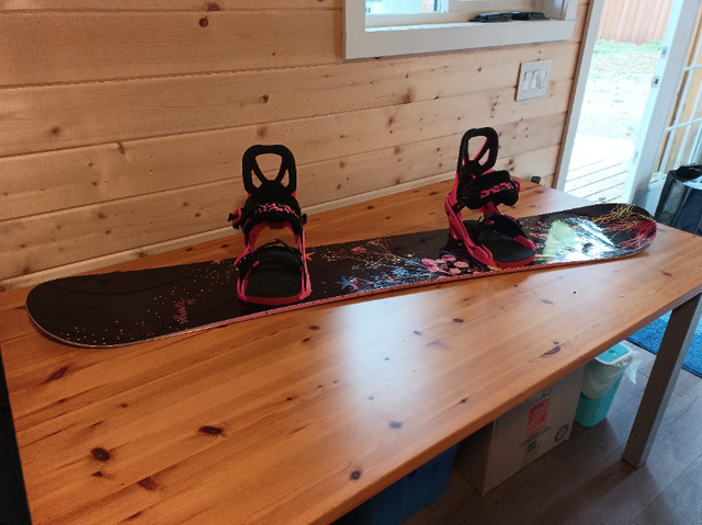 Women's snowboard, boots, bindings, and helmet in Snowboard in Comox / Courtenay / Cumberland - Image 3
