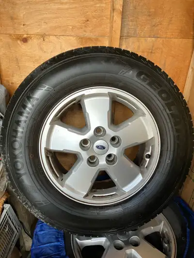 Pneus Yokohama Geolander monter sur mags.Étais sur un Ford Escape 2011 ! 235/70/16