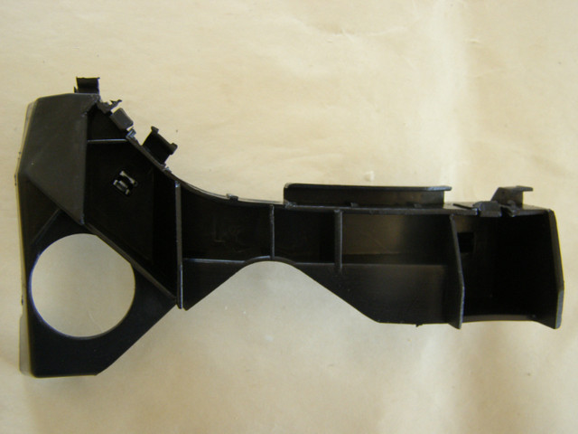 NEUF Toyota Corolla 2003-2008 Front Bumper Bracket Pare-chocs dans Pièces de carrosserie  à Longueuil/Rive Sud