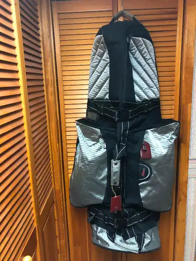 This is a Datrek Rolling padded golf travel bag with wheels ..Black/ Grey ….in excellent condition…....