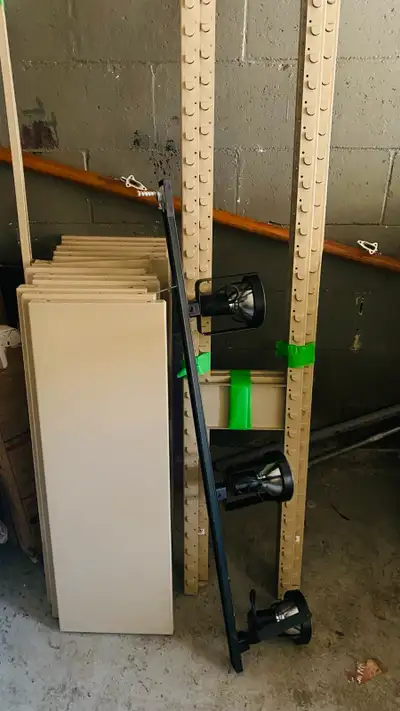 Étagère beige en bonne état et luminaires peut être vendus séparément le tout 150$