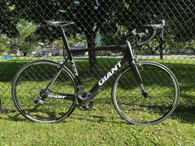 Giant TCR Advanced 2010 Carbon in Road in Ottawa - Image 3