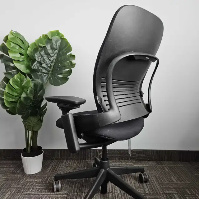 Steelcase leap v2 ergonomic office chair FREE DELIVERY in Chairs & Recliners in City of Toronto - Image 5