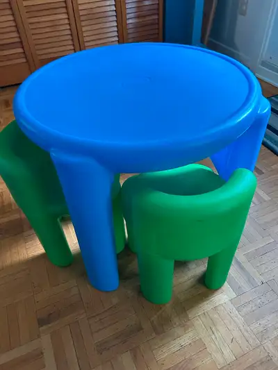 Table et deux chaises pour enfants LITTLE TIKES. La table est de couleur bleue et les deux chaises d...