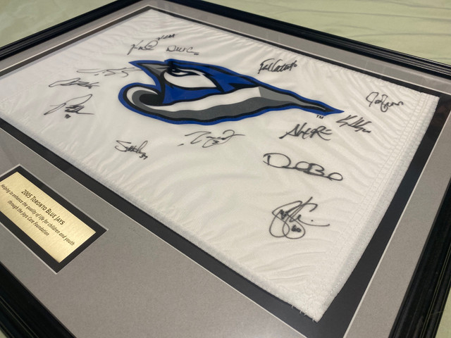 2005 Toronto Blue Jays autographed framed flag in Arts & Collectibles in City of Toronto - Image 3