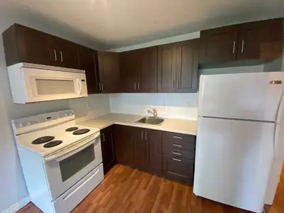 Spacious 3 bed unit 8ft ceilings