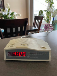 Vintage GE Compact AM/FM Space Saver Clock Radio