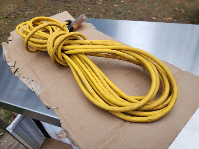 50' Heavy-Duty Outdoor Indoor Extension Cord With Three Outlets in Outdoor Tools & Storage in Windsor Region - Image 9