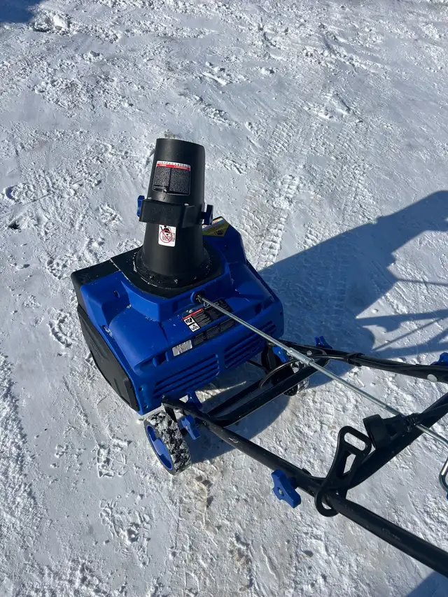 Snowjoe Electric Snowblower  in Snowblowers in Kitchener / Waterloo - Image 3