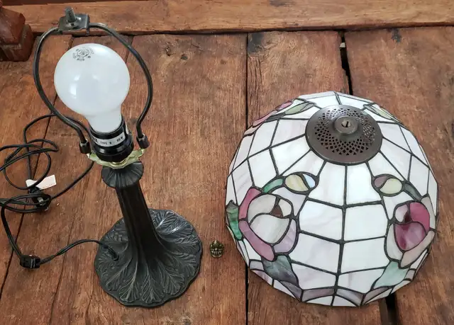 Tiffany Style Antique Stained Glass table Lamp in Arts & Collectibles in Calgary - Image 4