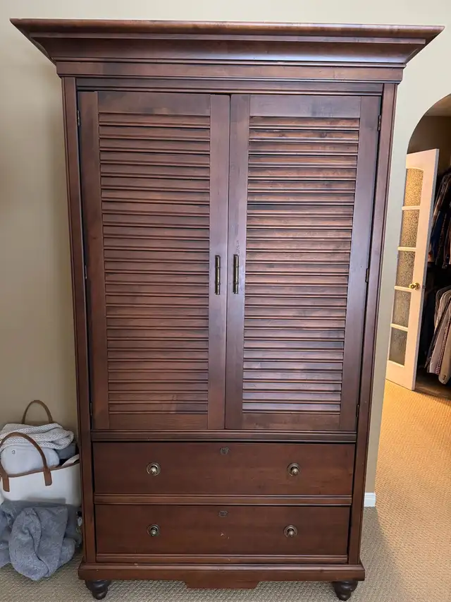 GH Johnson’s wardrobe in Dressers & Wardrobes in Oakville / Halton Region - Image 2