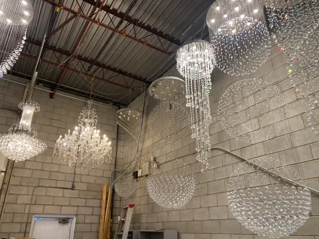 Chandelier in Indoor Lighting & Fans in Hamilton - Image 6
