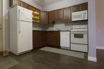 Main Floor 2-Bed Apartment – Quiet, Walkable & Pet-Friendly
