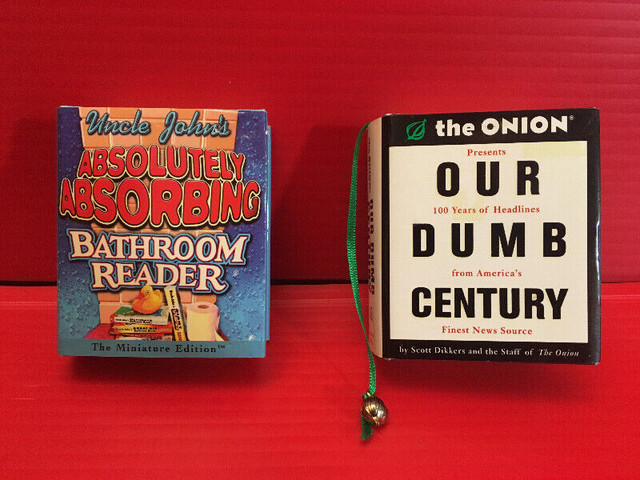 Miniature Books lot - The Onion and Uncle John's Bathroom Reader dans Essais et biographies  à Ville d’Edmonton