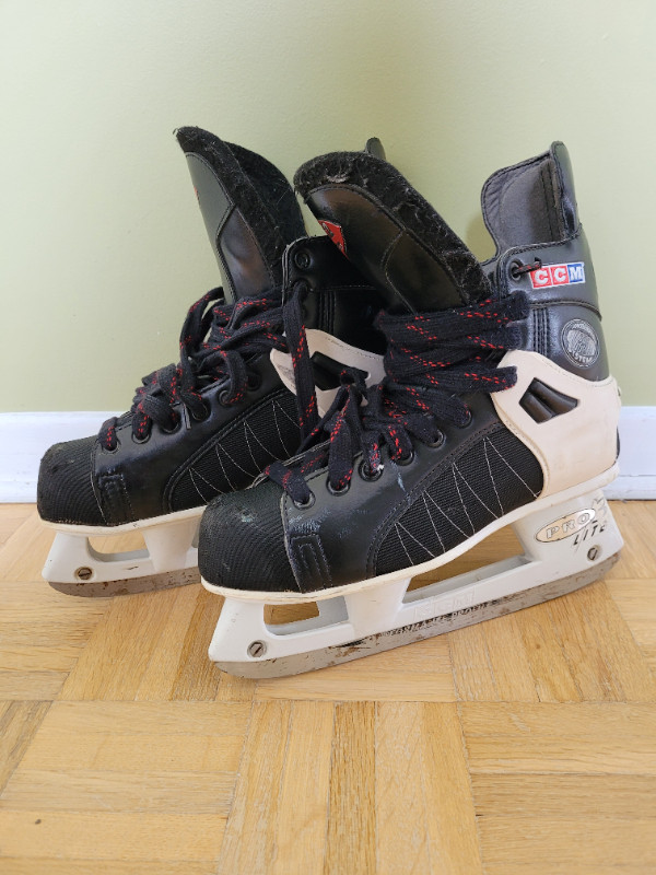 Patins de hockey CCM 452 Tacks Pro Lite 3 – Taille 9 US – EU 43 dans Hockey  à Longueuil/Rive Sud - Image 2