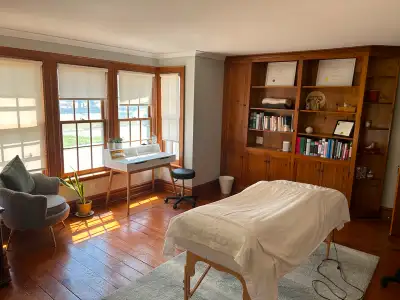 BRIGHT AND SPACIOUS TREATMENT ROOM FOR RENT IN WOMEN’S HEALTH CLINIC - SHARON, ON Suitable massage t...