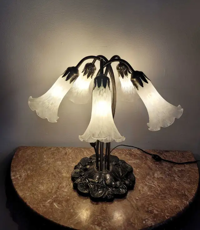 Tiffany style Lily pad 5 tulip white shades table lamp  in Indoor Lighting & Fans in City of Toronto - Image 2