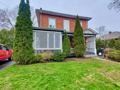 Fabulous Location!! Old East Hill close to Hospital. Modern and recently renovated. $1600 INLCUDES H...