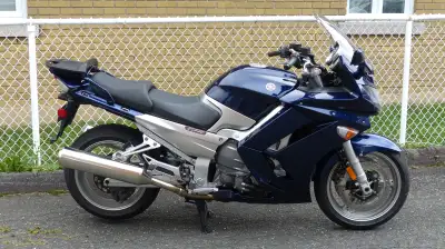 Moto très propre et en très bonne condition. Toujours bien entretenue. Pneu arrière neuf et avant us...