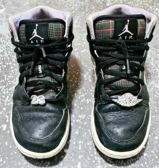 Nike Jordan 1 Mid Youth Size 5 in Men's Shoes in Oshawa / Durham Region - Image 3