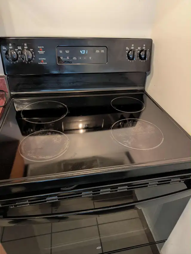 GE Electric Range in Stoves, Ovens & Ranges in City of Montréal - Image 3