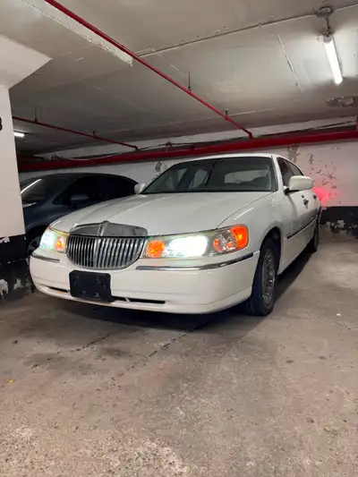 2001 Lincoln Towncar - Cartier Trim - 4.6L V8 - Air Conditioning - Sunroof - Power Locks/ Windows -...