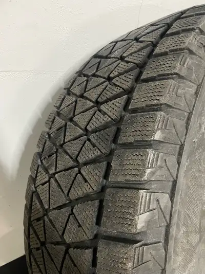 265/70r16 Blizzak dmv2 Lots of tread left