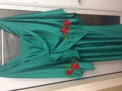 This beautiful emerald green dress is just what you might need for grad or 5hat special occasion. Th...
