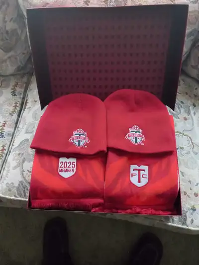 BRAND NEW 2025 TFC SCARF and TOQUE Two brand new 2025 Toronto FC scarves and toques in presentation...