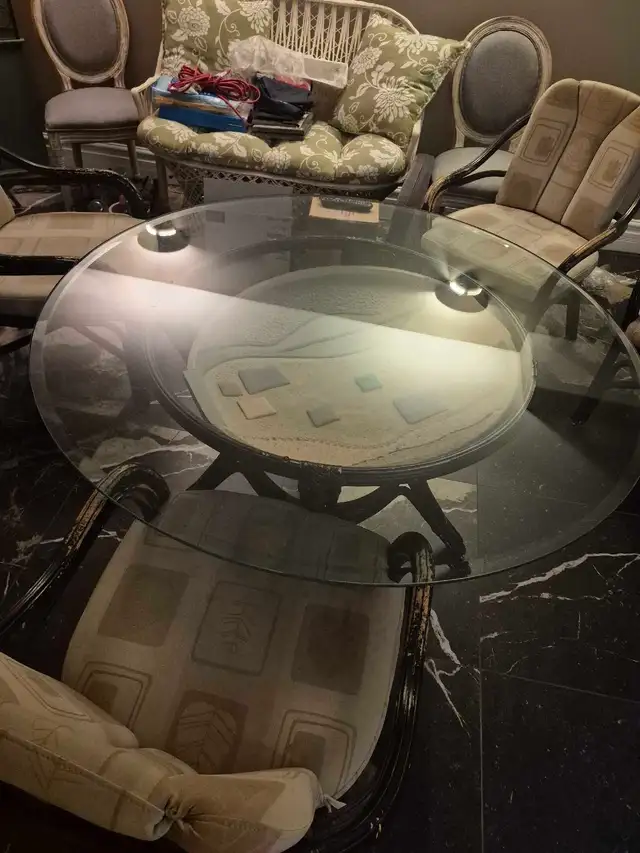 Glass center table with 4 basket-made chairs