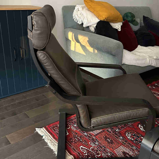 IKEA poang leather chair and footrest  dans Chaises, Fauteuils inclinables  à Ville de Montréal