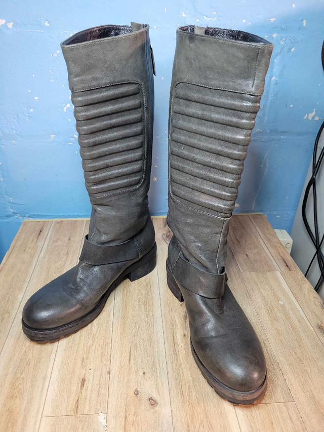 Vic ladies riding boots , made in Italy size 7, padded front and in Women's - Shoes in Windsor Region