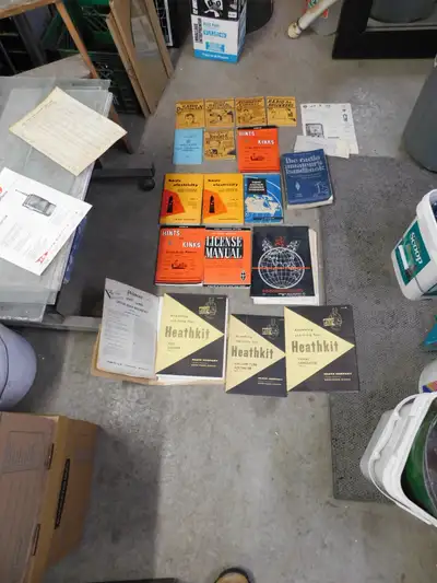 lot de livre et papier de radio amateur # 13113.13 vintage a vendre ensemble ne sépare pas 30$ l'ens...