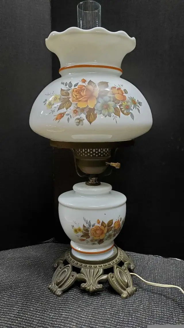 VINTAGE VICTORIAN STYLE TABLE LAMP in Indoor Lighting & Fans in City of Toronto - Image 3