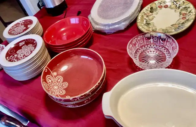 ExcellentPier  One Maribeth Dinner plates set,  Coffee maker. in Kitchen & Dining Wares in Markham / York Region - Image 5