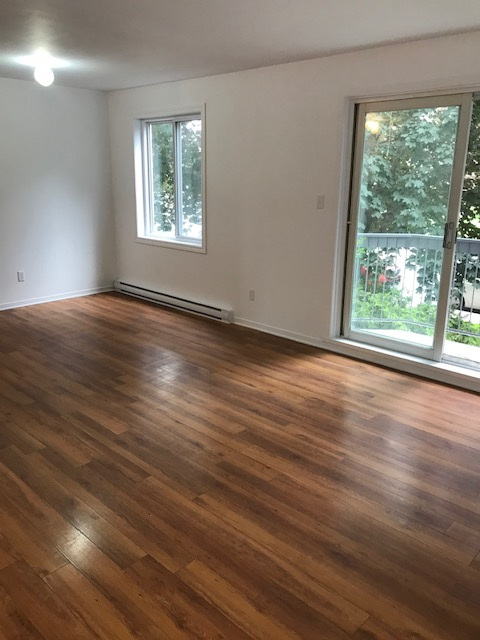 4 1/2 à louer a laval , Champfleury, stationnement et balcon