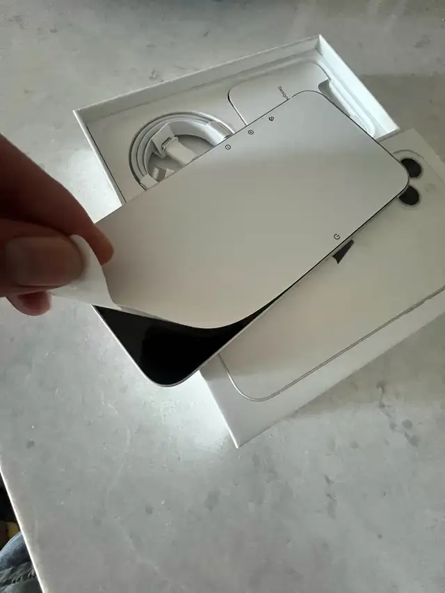 NEW NEVER USED Apple iPhone 13 256gb Starlight (white) in Cell Phones in City of Toronto - Image 4