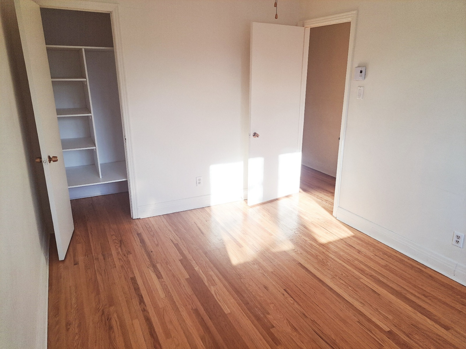 4 1/2 Grand et lumineux appartement, 5 min du métro Saint-Michel — photo 3
