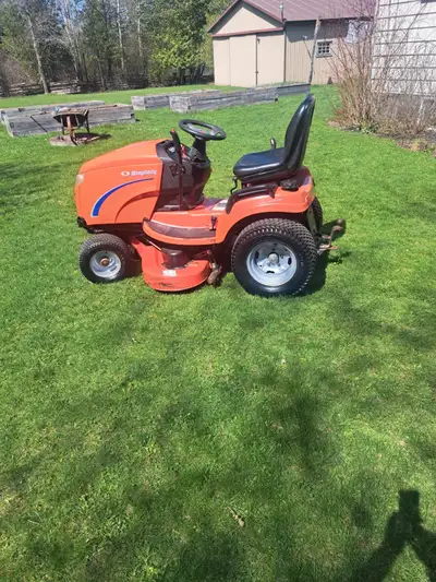 Simplicity, 2010 Conquest model, 900 hours, 44 inch cut with full rear roller for striping, 23 hp Ko...