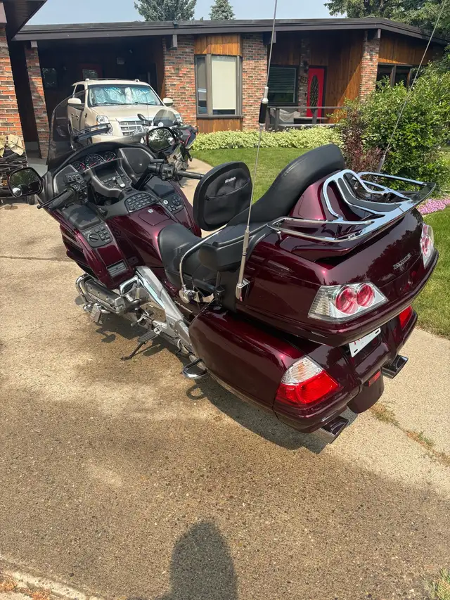 2006 Honda Goldwing Very low KM in Touring in Lethbridge - Image 8