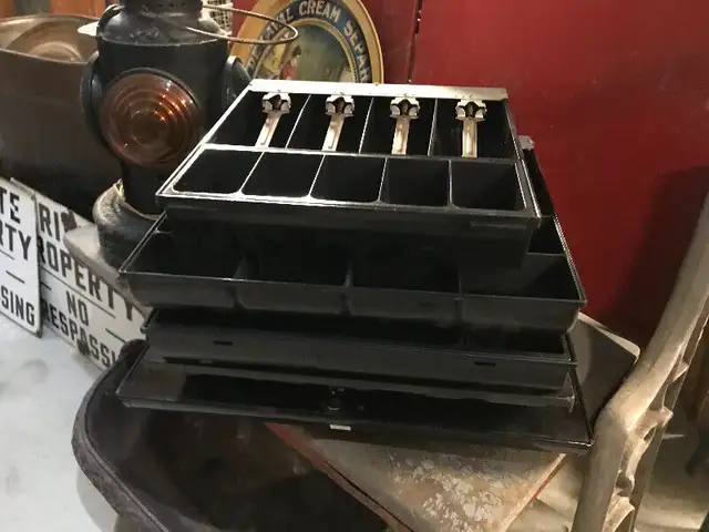 3 VINTAGE CASH REGISTER DRAWERS WITH TAKE OUT COIN TRAY in Arts & Collectibles in Mississauga / Peel Region - Image 6